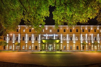 EA Hotel Tereziansky dvur**** - Hotelgebäude in der Nacht